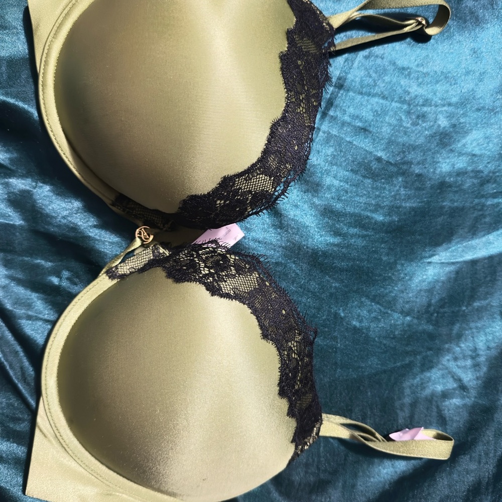 Victoria's Secret Green and Black Lace Bra